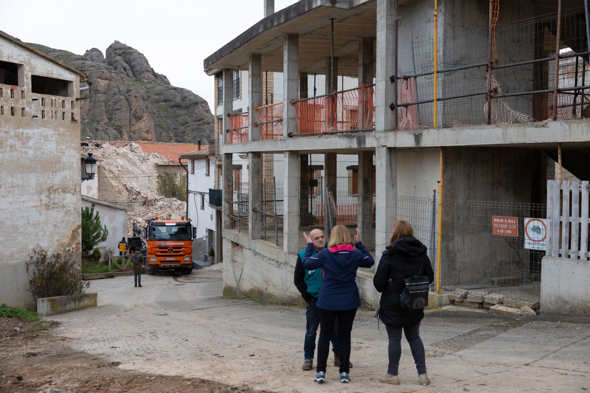 Las imágenes del desescombro tras el derrumbe de la torre en Viguera
