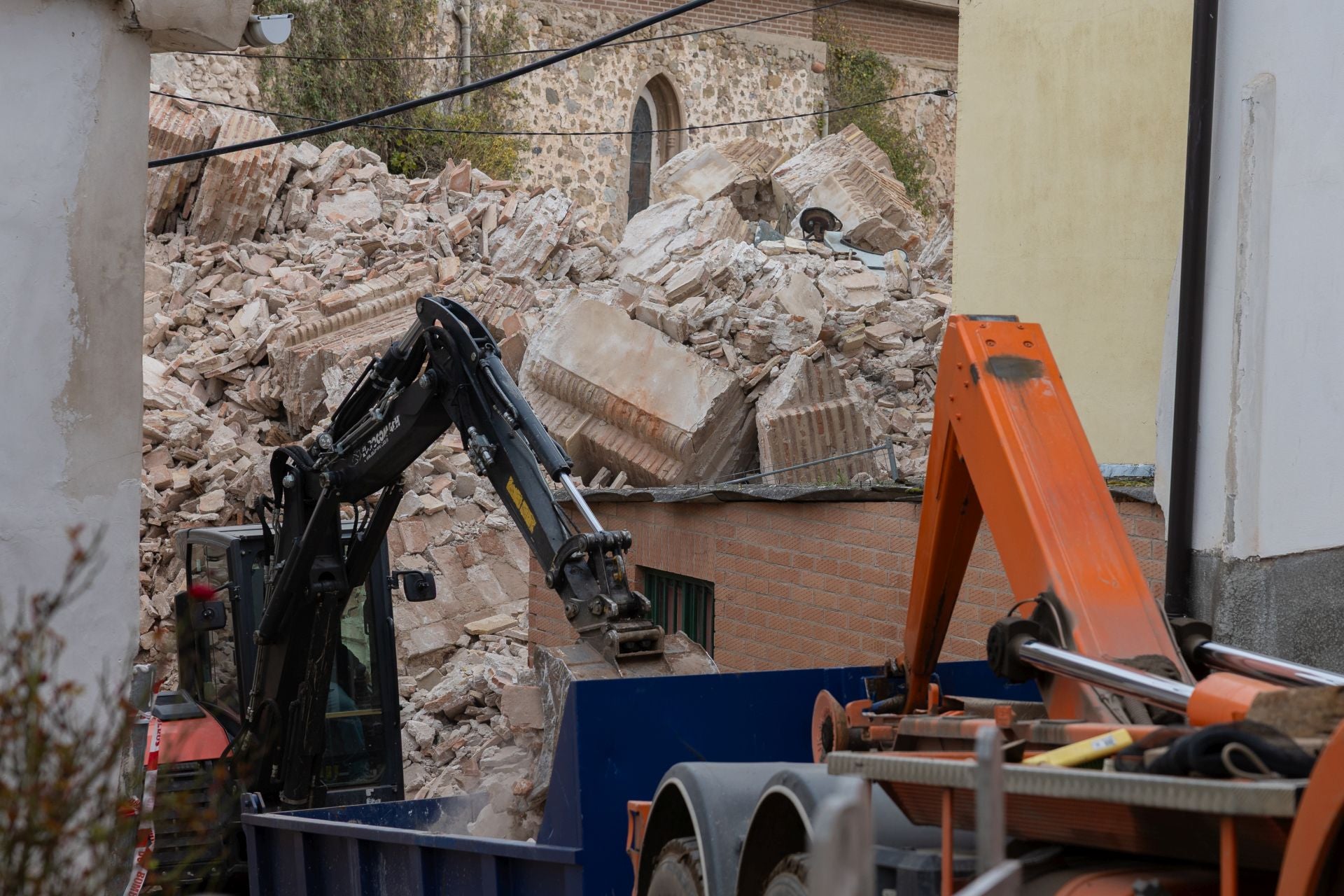 Las imágenes del desescombro tras el derrumbe de la torre en Viguera