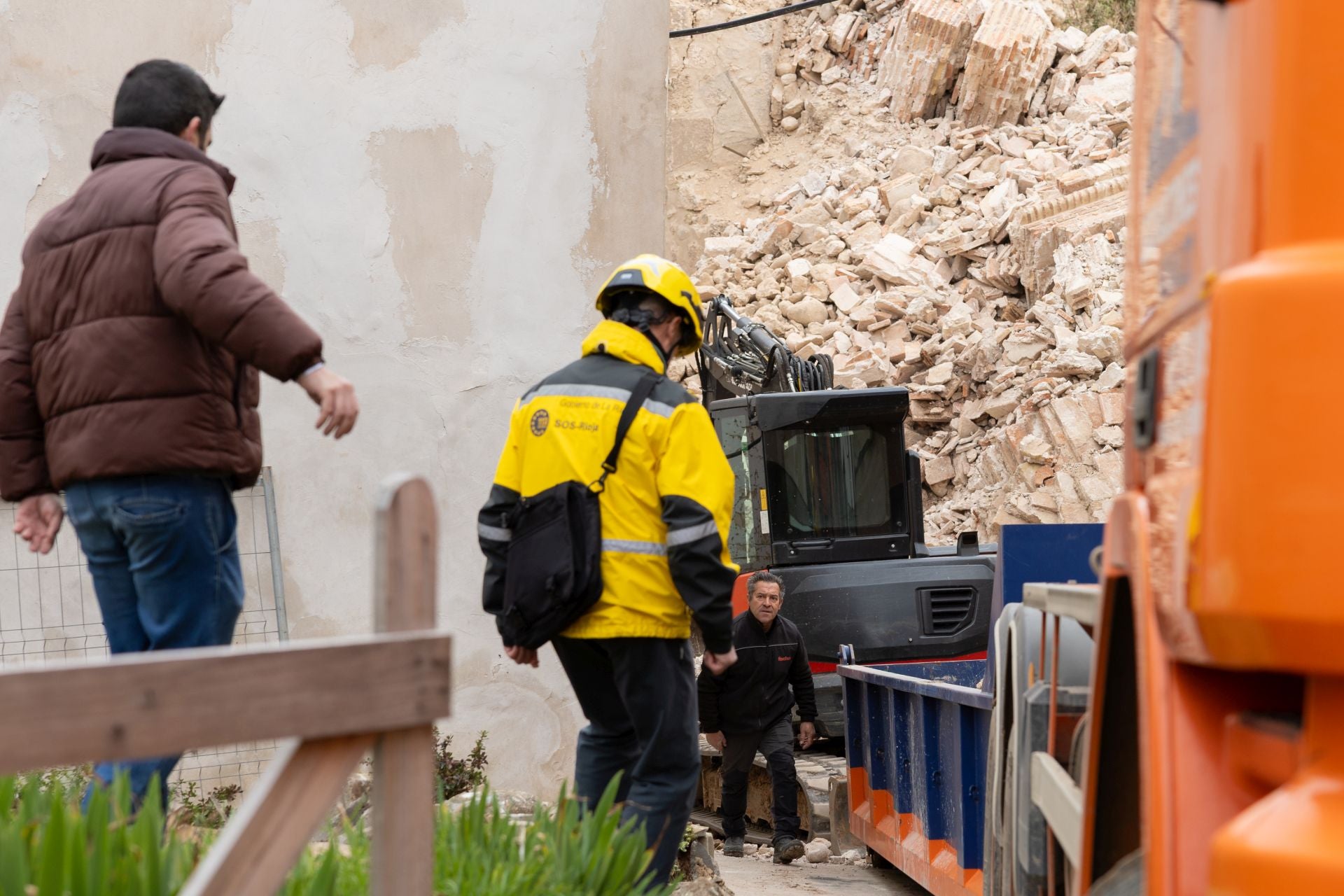 Las imágenes del desescombro tras el derrumbe de la torre en Viguera