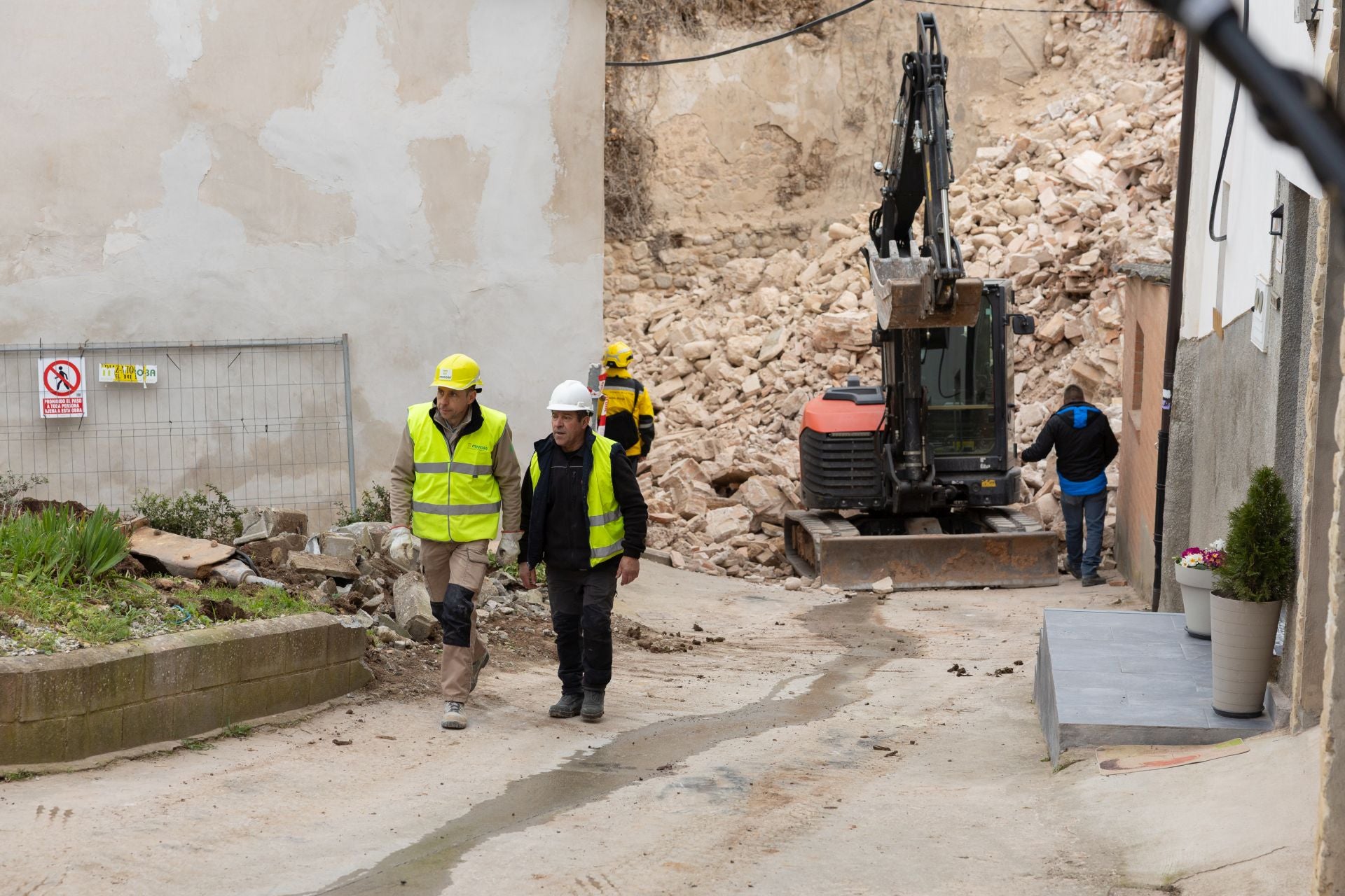 Las imágenes del desescombro tras el derrumbe de la torre en Viguera