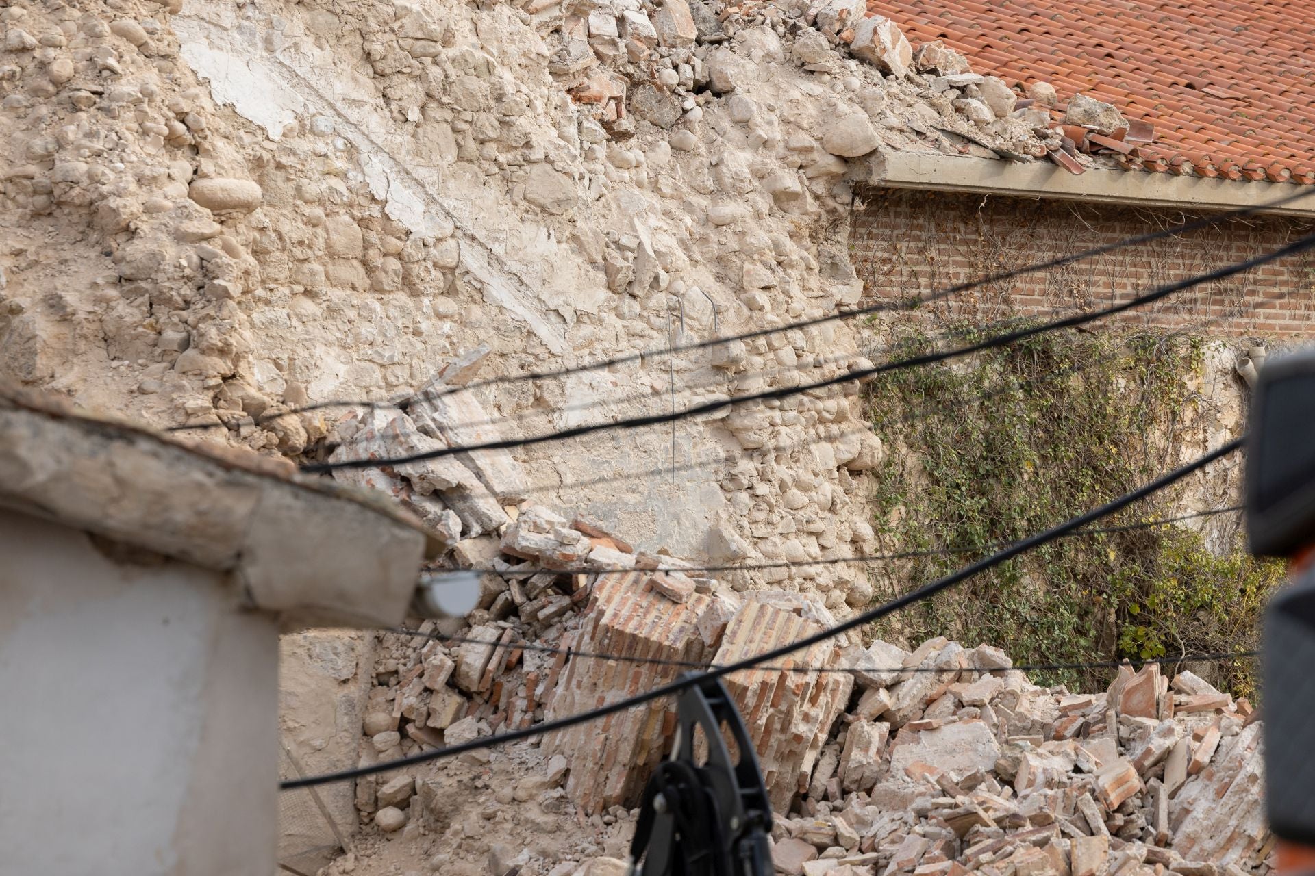 Las imágenes del desescombro tras el derrumbe de la torre en Viguera