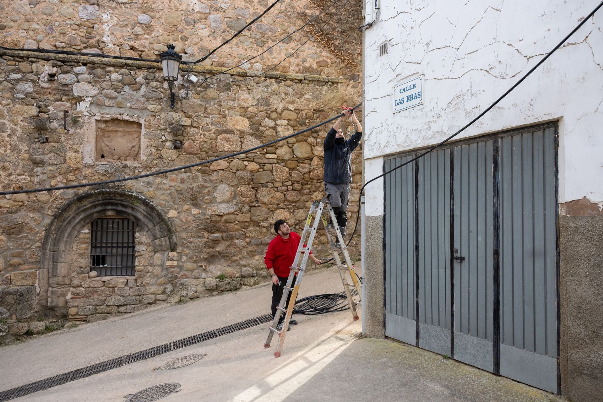 Las imágenes del desescombro tras el derrumbe de la torre en Viguera