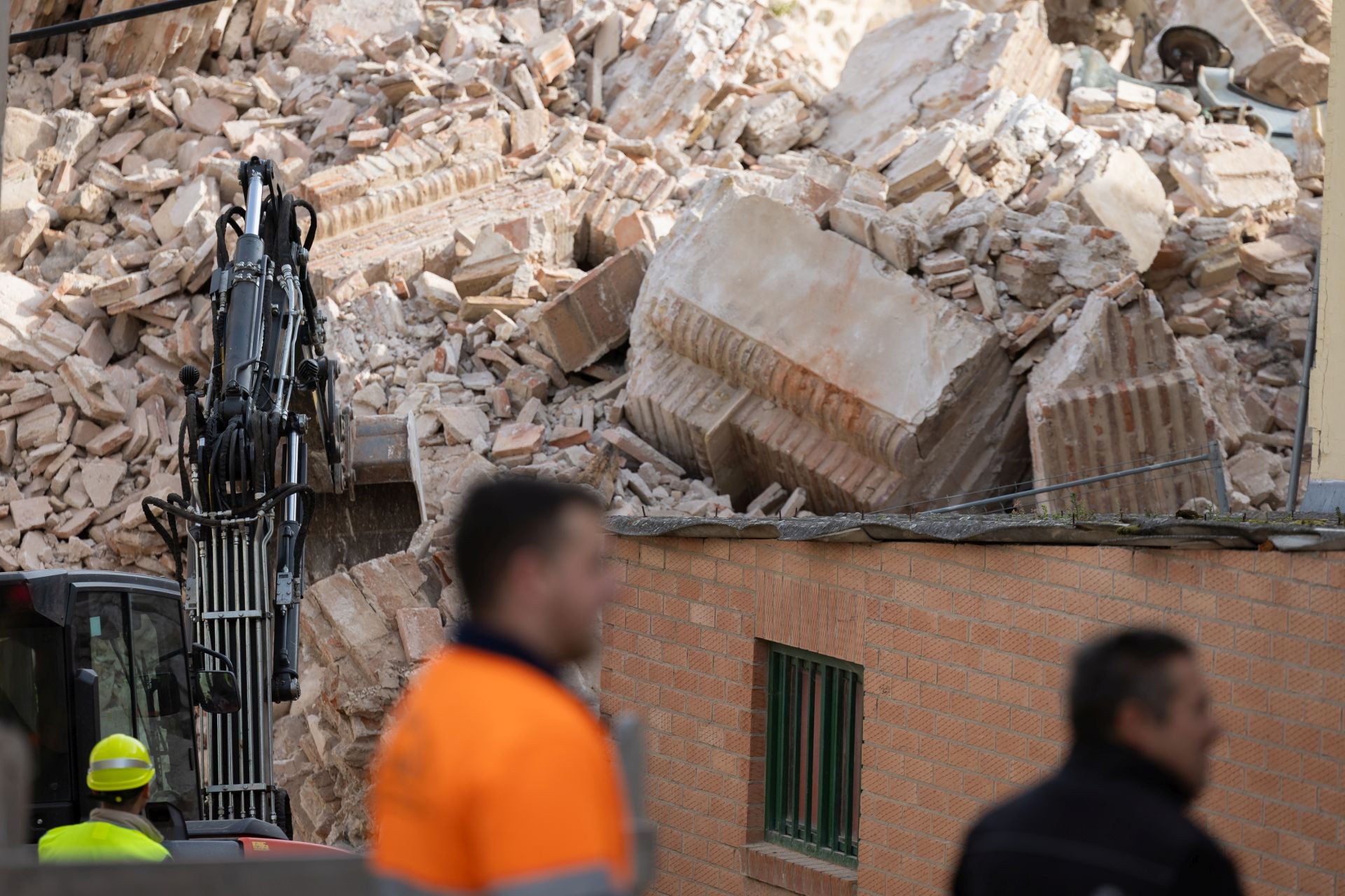 Las imágenes del desescombro tras el derrumbe de la torre en Viguera