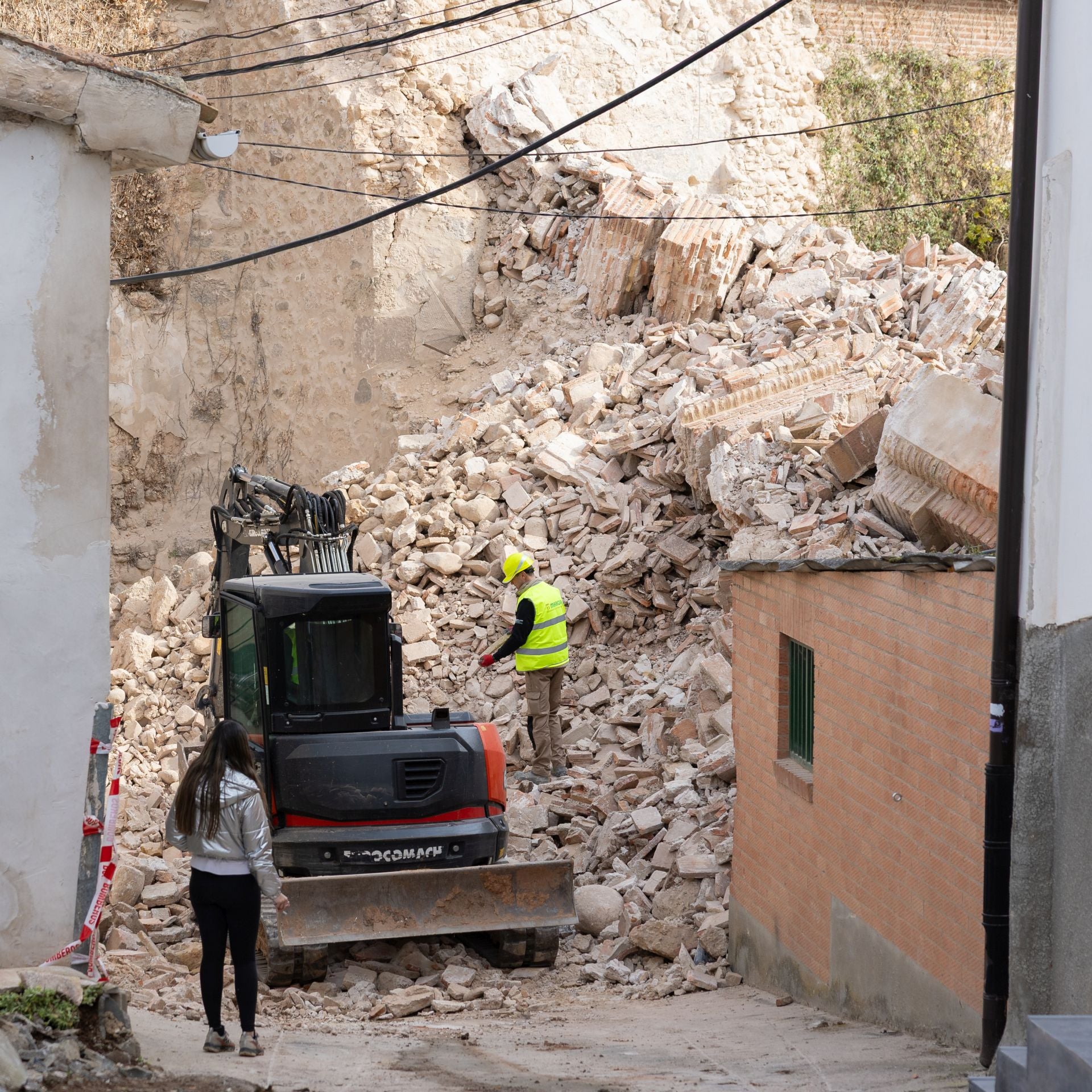 Las imágenes del desescombro tras el derrumbe de la torre en Viguera