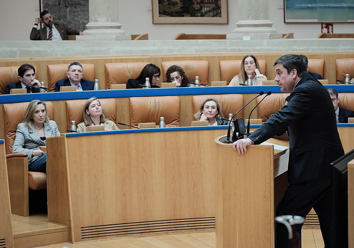 El consejero de Educación, Alberto Galiana, esta mañana en el Parlamento