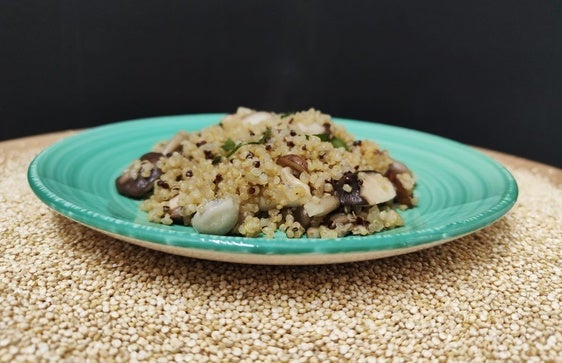 Un plato de quinoa cocinado con setas.