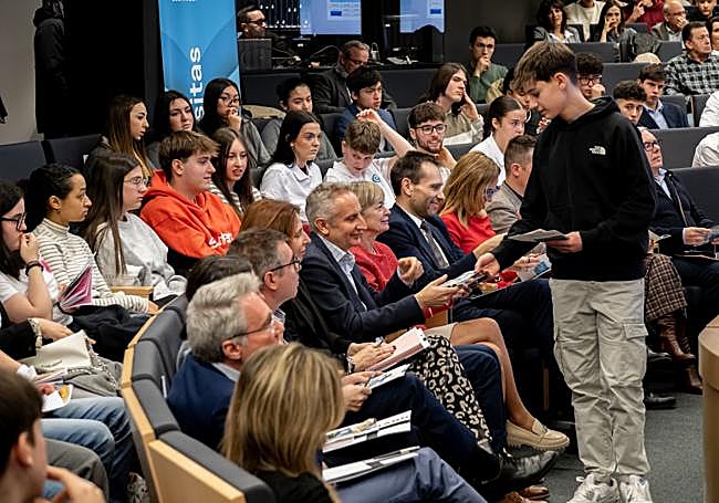 Uno de los finalistas reparte flyers publicitarios.