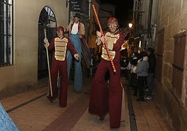 Distintos personajes se sumaron al pasacalles .