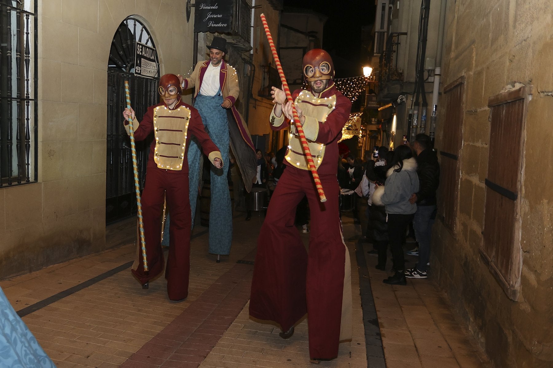 Distintos personajes se sumaron al pasacalles .