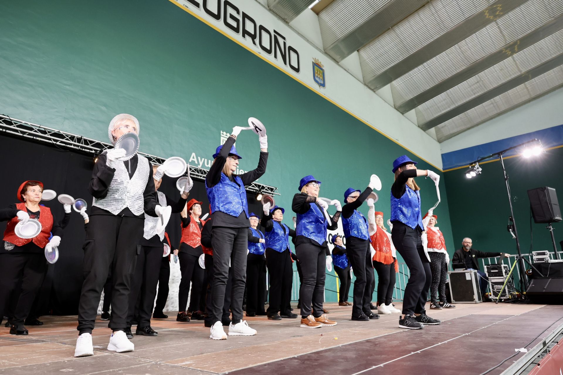 Los mayores celebran el Carnaval con una fiesta de disfraces en el Polideportivo Las Gaunas