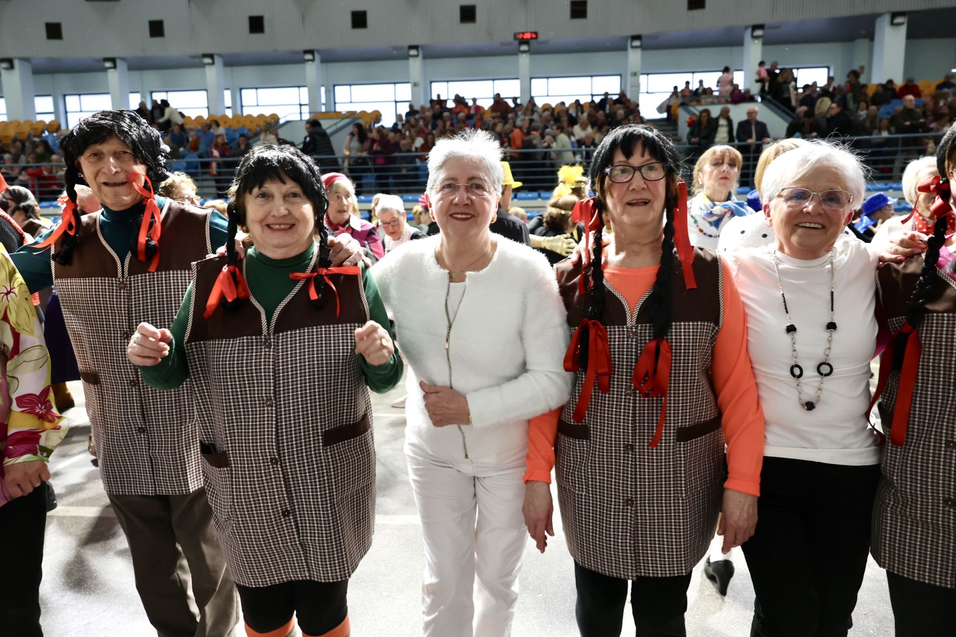 Los mayores celebran el Carnaval con una fiesta de disfraces en el Polideportivo Las Gaunas