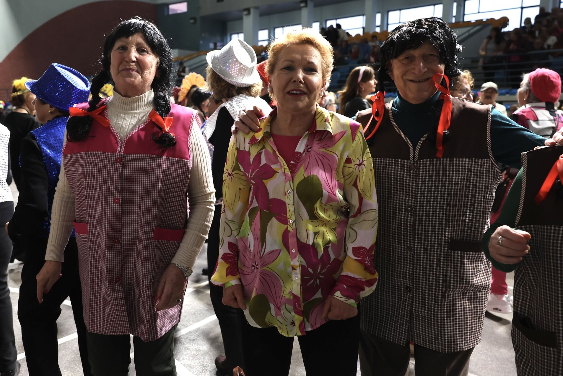 Los mayores celebran el Carnaval con una fiesta de disfraces en el Polideportivo Las Gaunas
