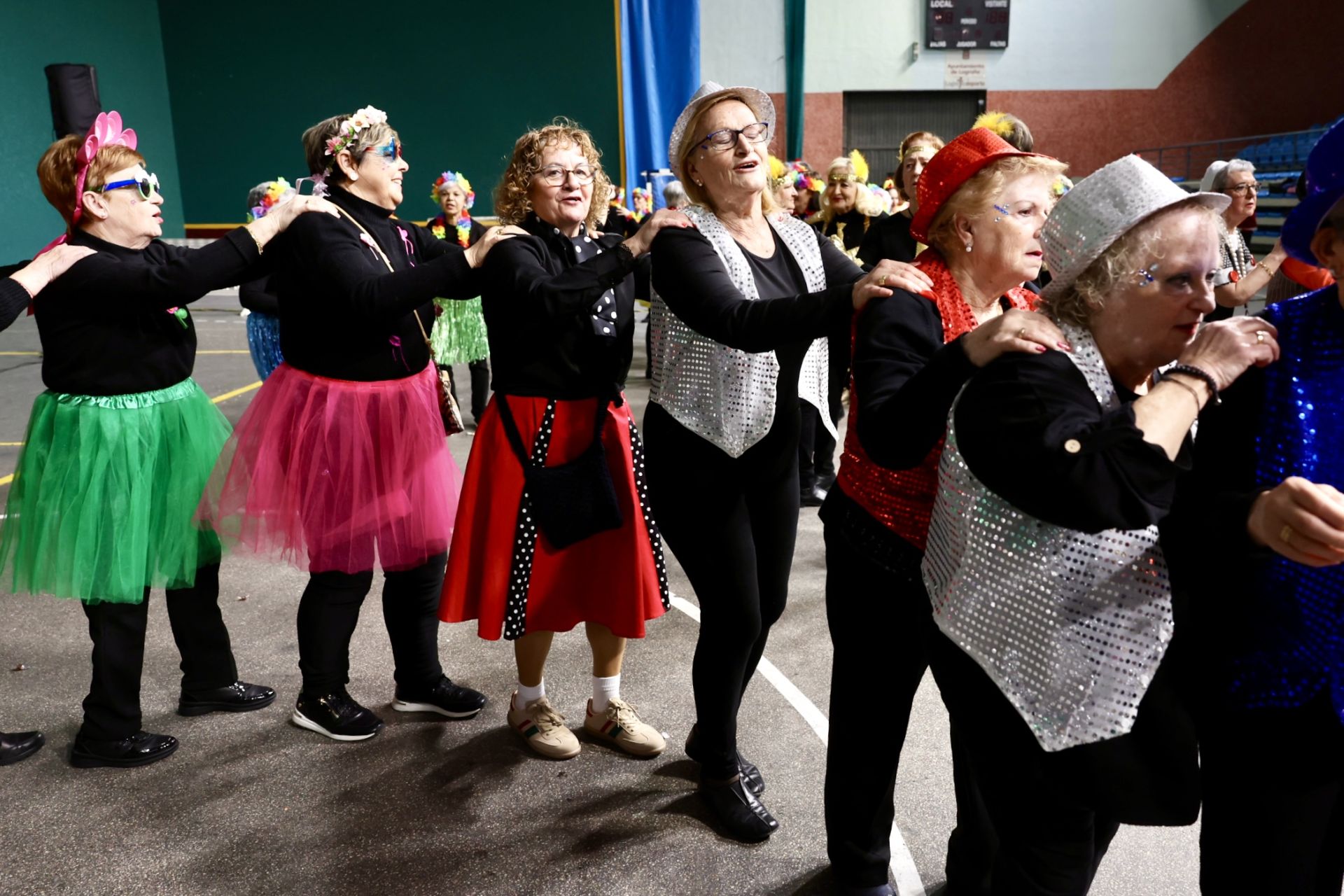Los mayores celebran el Carnaval con una fiesta de disfraces en el Polideportivo Las Gaunas