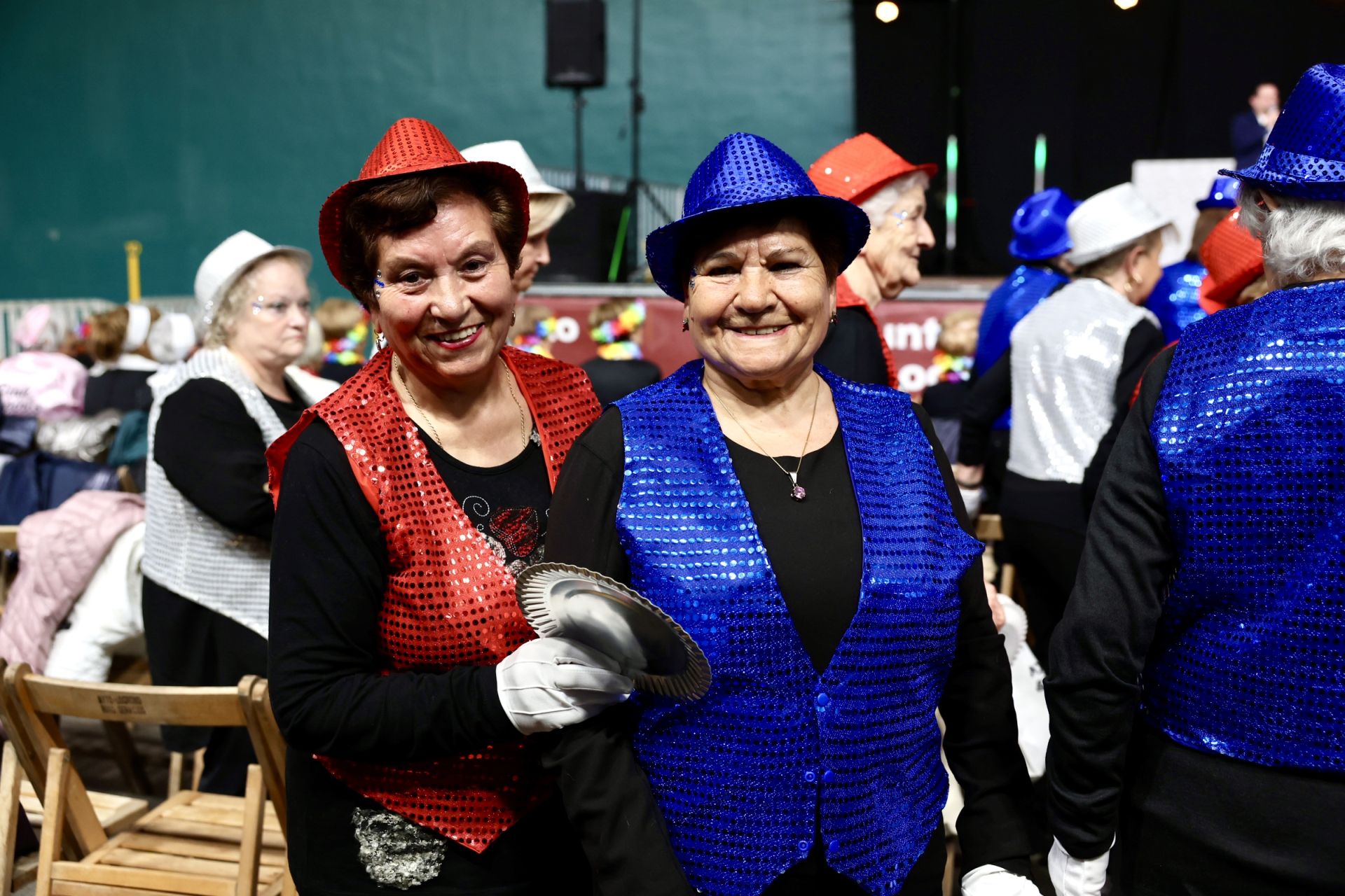 Los mayores celebran el Carnaval con una fiesta de disfraces en el Polideportivo Las Gaunas