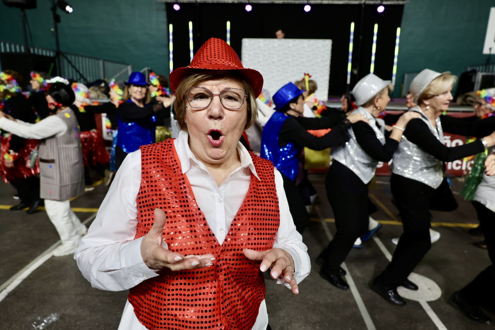 Los mayores celebran el Carnaval con una fiesta de disfraces en el Polideportivo Las Gaunas