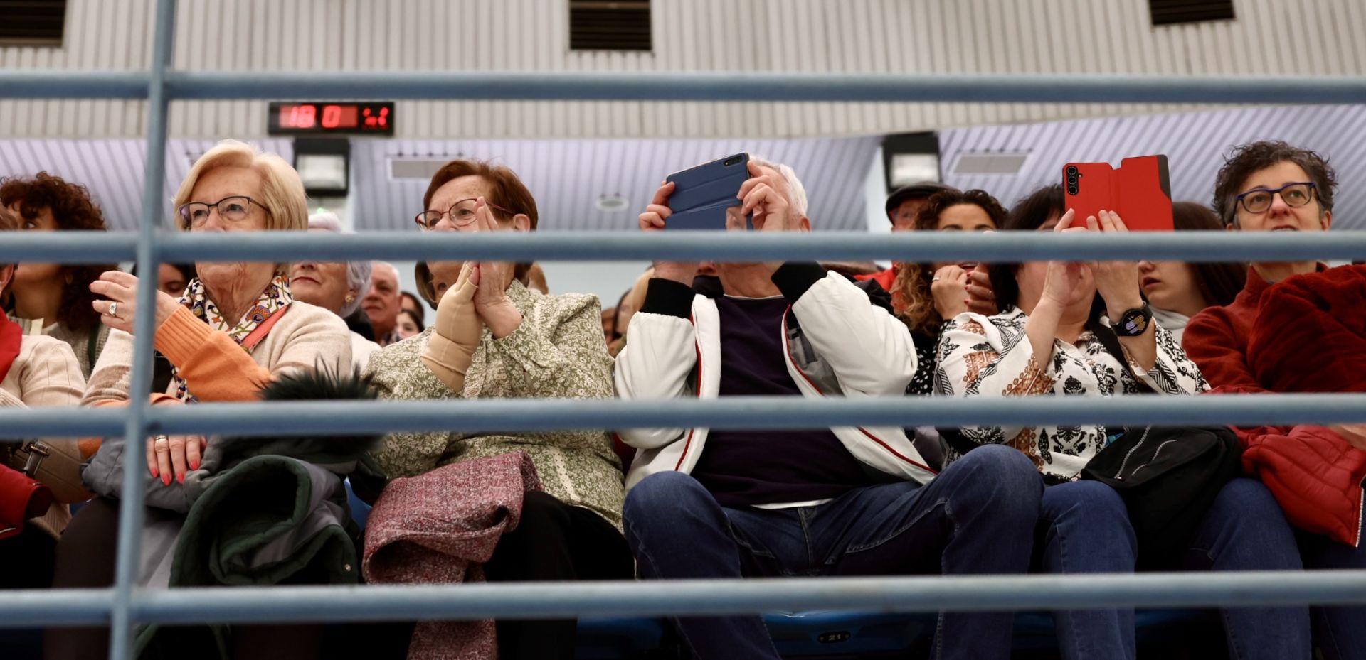 Los mayores celebran el Carnaval con una fiesta de disfraces en el Polideportivo Las Gaunas