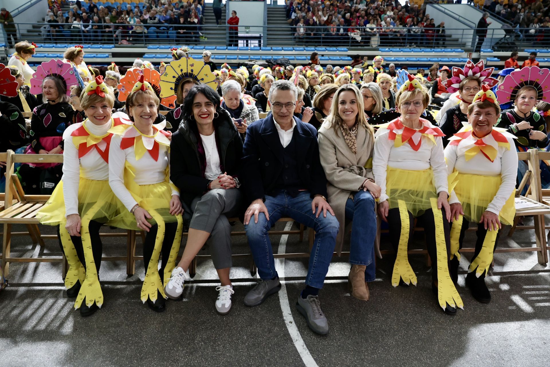 Los mayores celebran el Carnaval con una fiesta de disfraces en el Polideportivo Las Gaunas