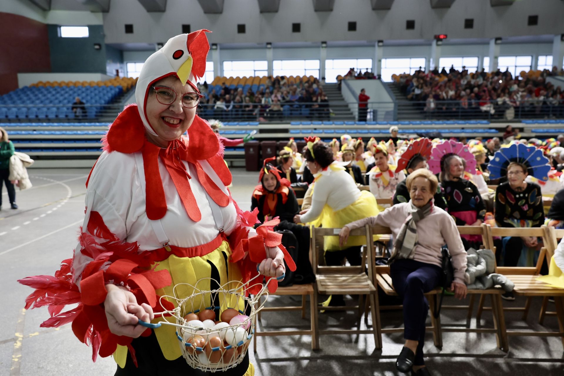 Los mayores celebran el Carnaval con una fiesta de disfraces en el Polideportivo Las Gaunas