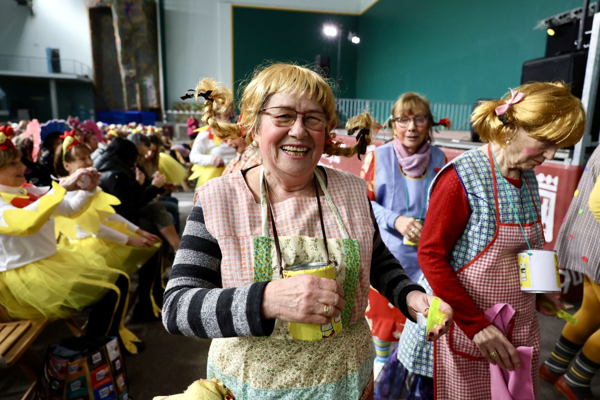 Los mayores celebran el Carnaval con una fiesta de disfraces en el Polideportivo Las Gaunas