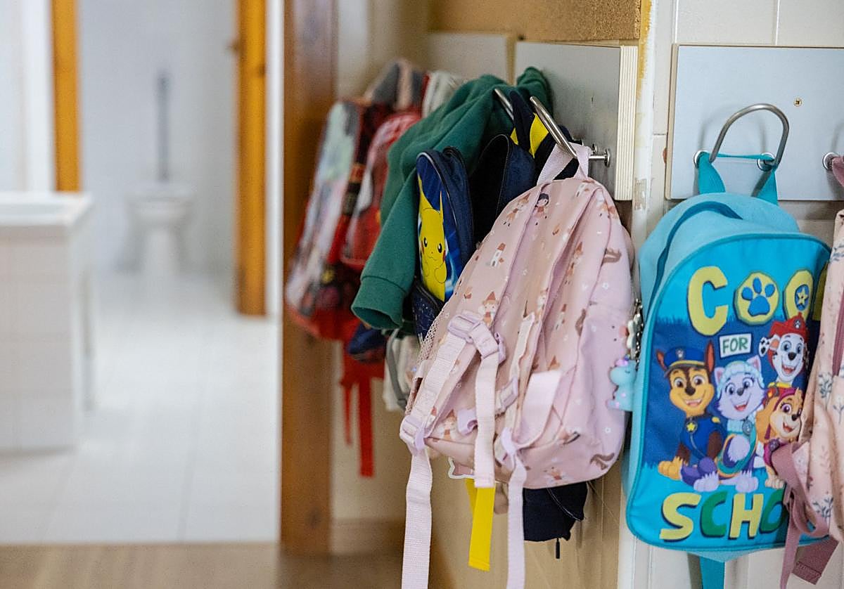 Mochilas colgadas en un aula de Infantil de un colegio.