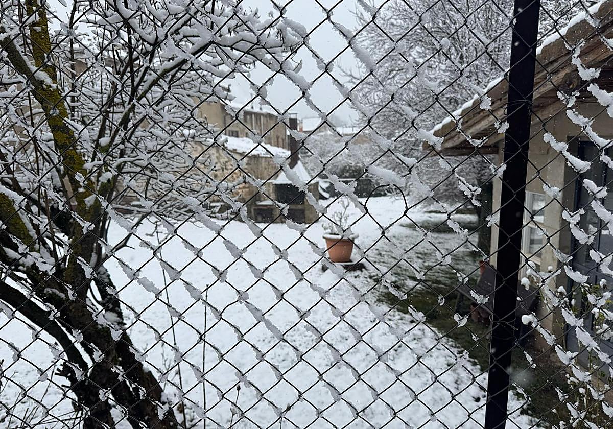 La nieve ha cubierto Lumbreras con una ligera capa blanca.