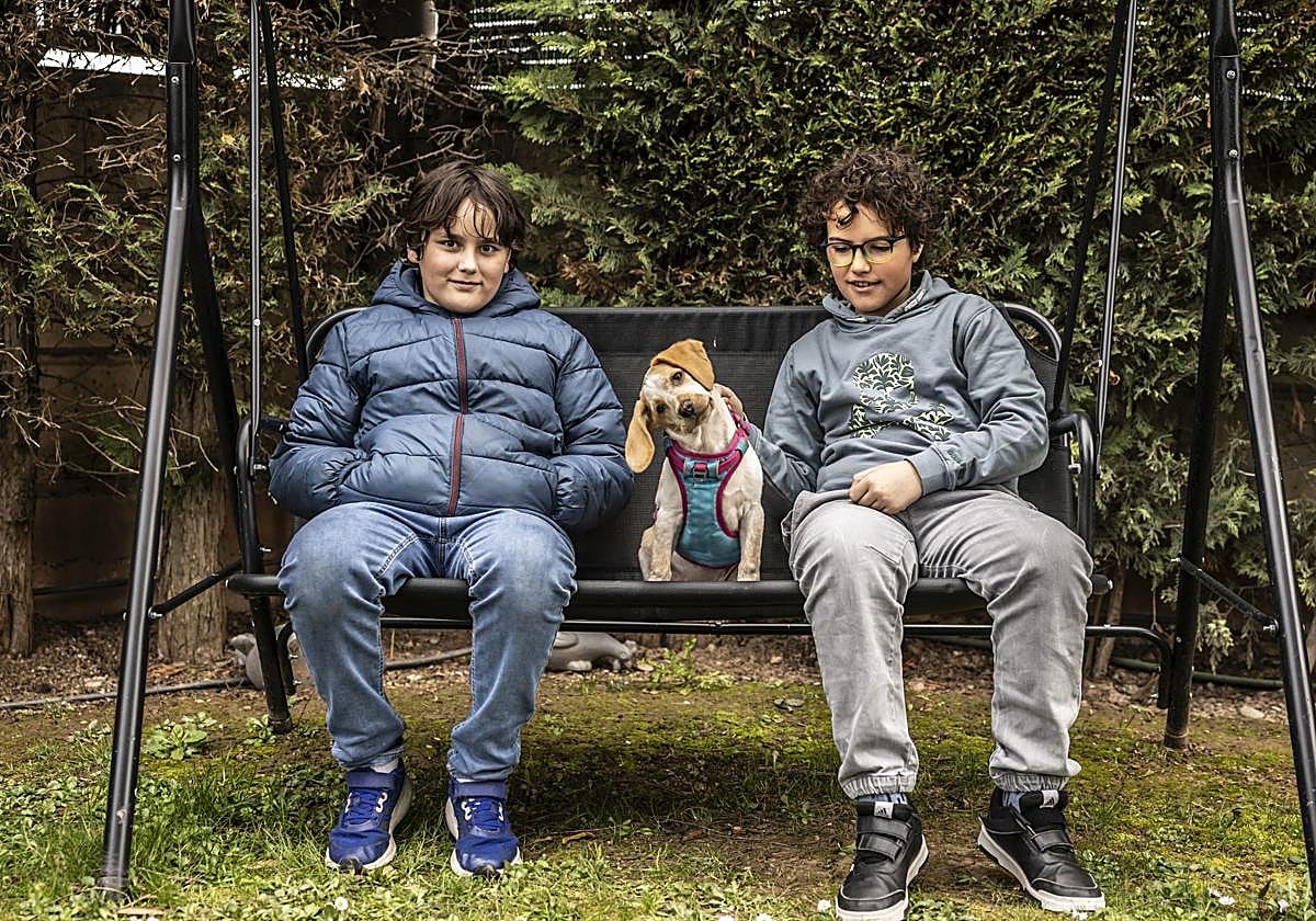 Miguel y Alejandro, nietos de Esther, adoptante de la perrita, con Lara Croft.