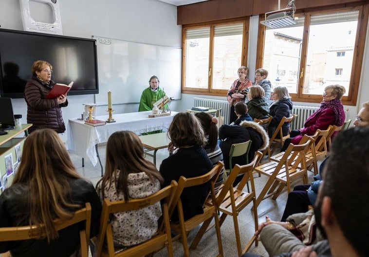 Una de las aulas del CRA Moncalvillo de Viguera ha servido para la celebración de la eucaristía.