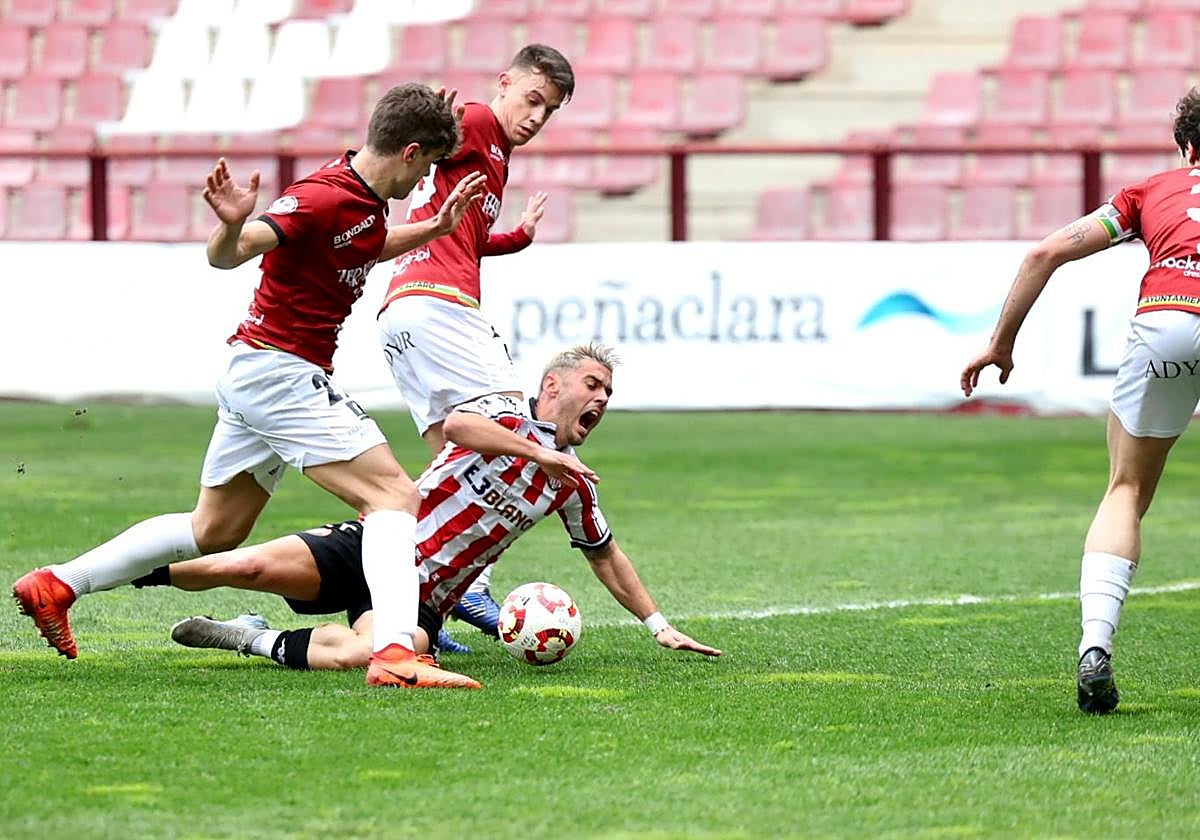 Miguélez cae en el área en la acción que significó el penalti del empate.