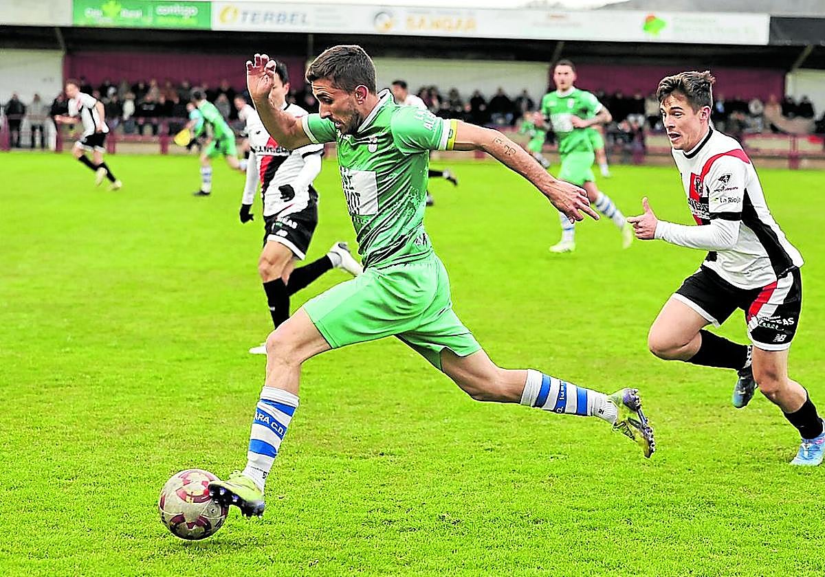 El najerino Rojo durante una internada por la banda izquierda del ataque visitante.