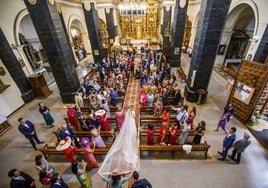 Una novia se dirige al altar durante una boda religiosa celebrada en Igea.