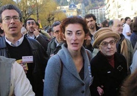 Pilar Ruiz, junto a su hija Maite Pagaza, en una manifestación contra ETA.