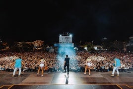 Imagen desde el escenario durante la actuación de Luis Fonsi en el festival Gran Reserva de Calahorra de 2024.