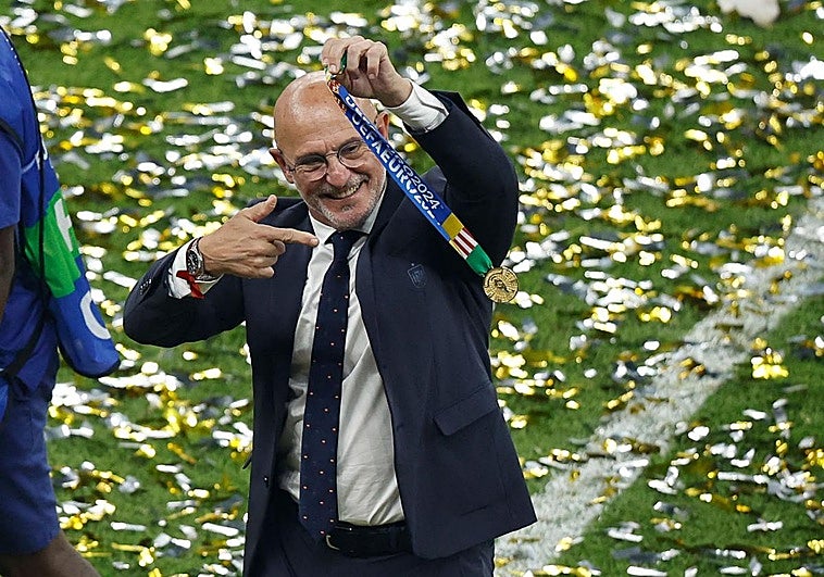 Luis de la Fuente celebra la Eurocopa.