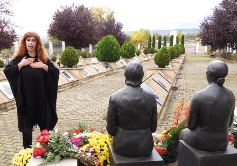 Elena Aranoa cantando ante el monumento a las Mujeres de Negro en La Barranca.