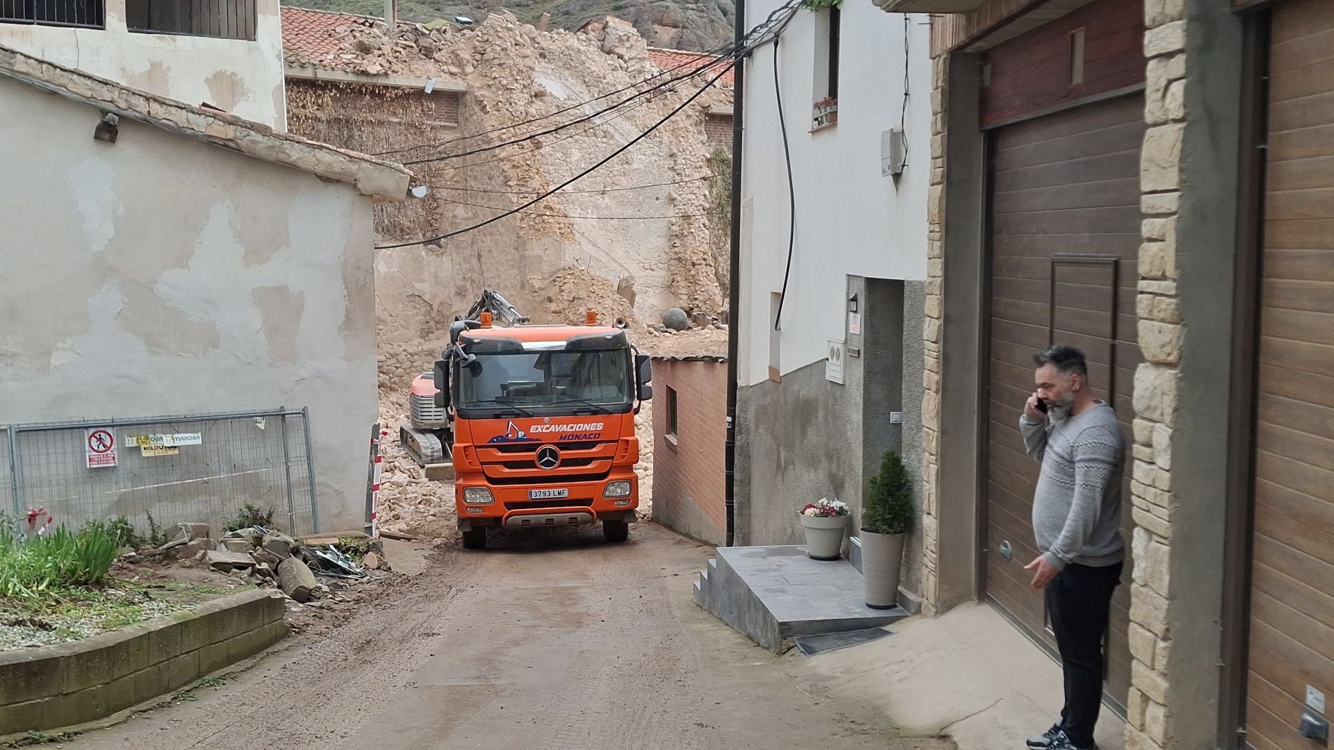 Las labores de desescombro en Viguera, en imágenes
