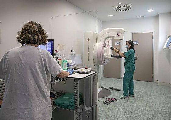 Dos trabajadoras del San Pedro en el servicio de mamografías.