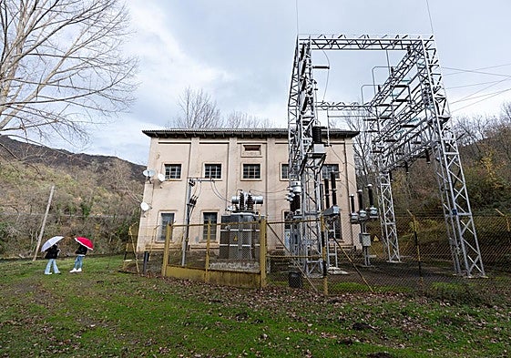 Imagen de la central de La Retorna, cuya demolición está pendiente desde una decisión de la CHE de 2022.