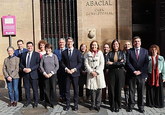 Integrantes del Ejecutivo regional y autoridades locales, en la puerta del Ayuntamiento de Alfaro.