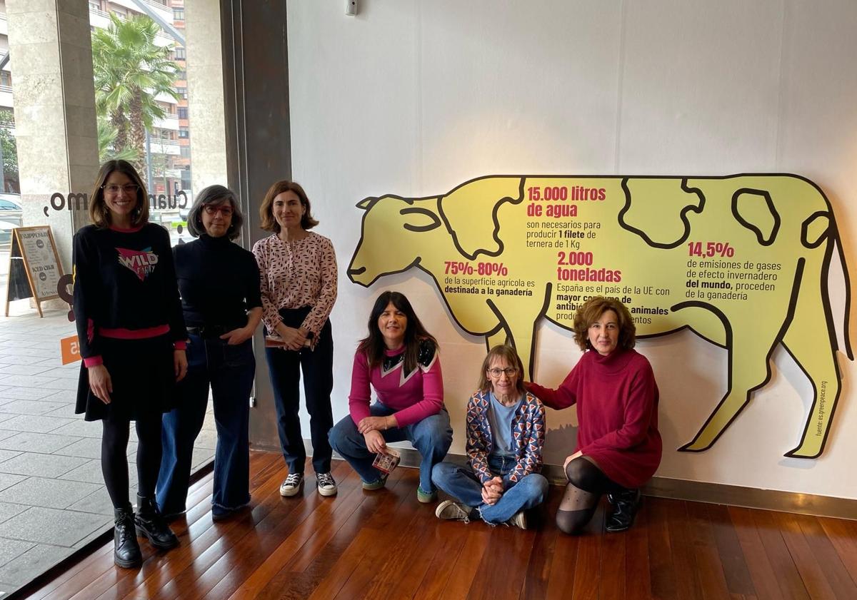 Imagen principal - Organizadoras de la muestra y profesoras de los talleres familiares de la UPL, y detalles de la cerámica y collages de las exposición.