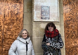 La edil Ascen Alonso y Chus Fenero en el teatro Bretón de Haro, ayer.