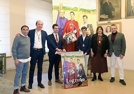 Luis Burgos, a la izquierda, con su cuadro y los protagonistas de la escena, además del alcalde de Logroño, Conrado Escobar.