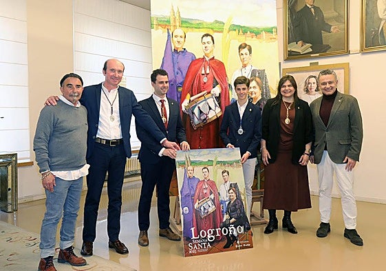 Luis Burgos, a la izquierda, con su cuadro y los protagonistas de la escena, además del alcalde de Logroño, Conrado Escobar.