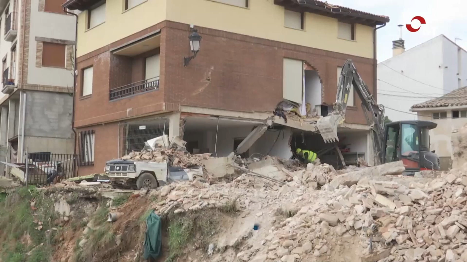 El segundo coche sale de los escombros tras el derrumbe de la torre de la iglesia de Viguera