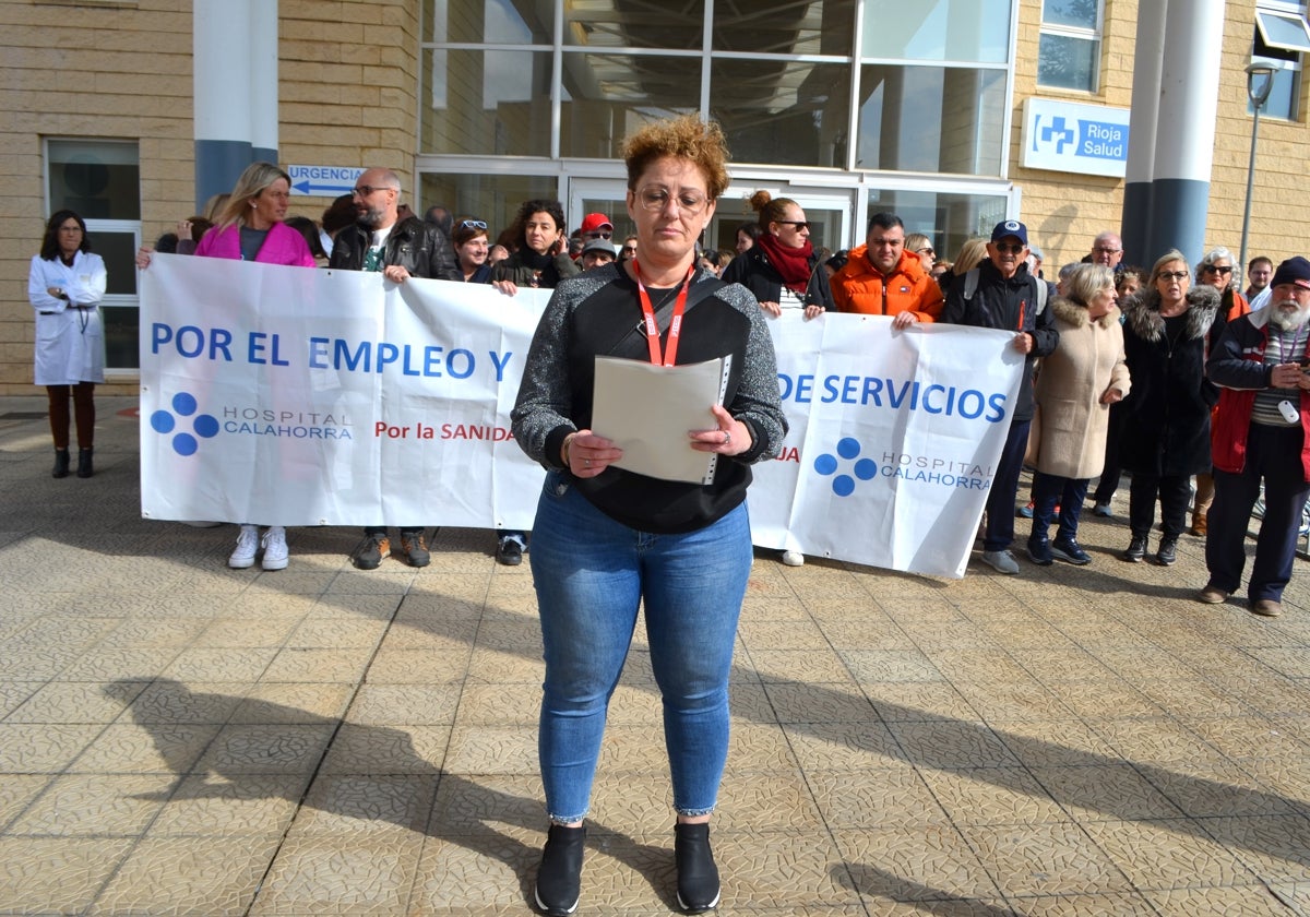 Pepi Delgado, delegada de CC OO, en la concentración de los sanitarios de esta mañana.