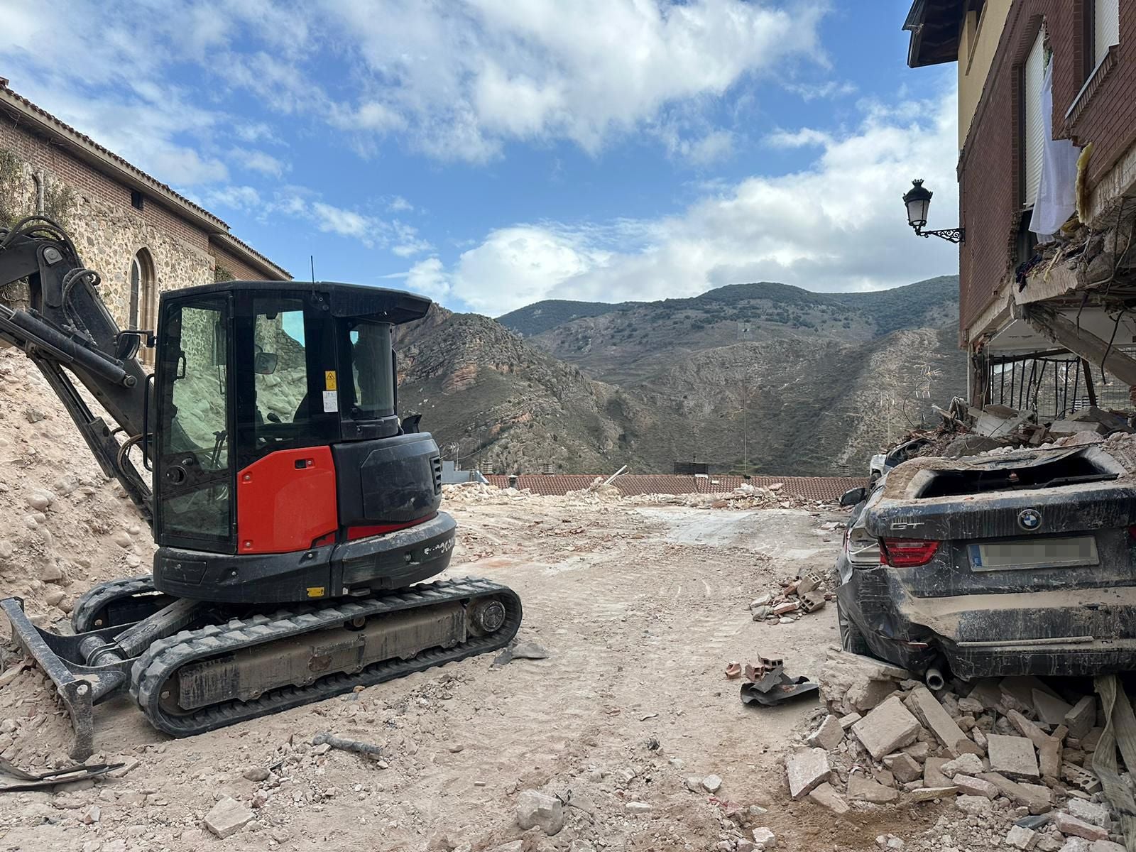 Extraídos los cuatro coches sepultados por los escombros en Viguera