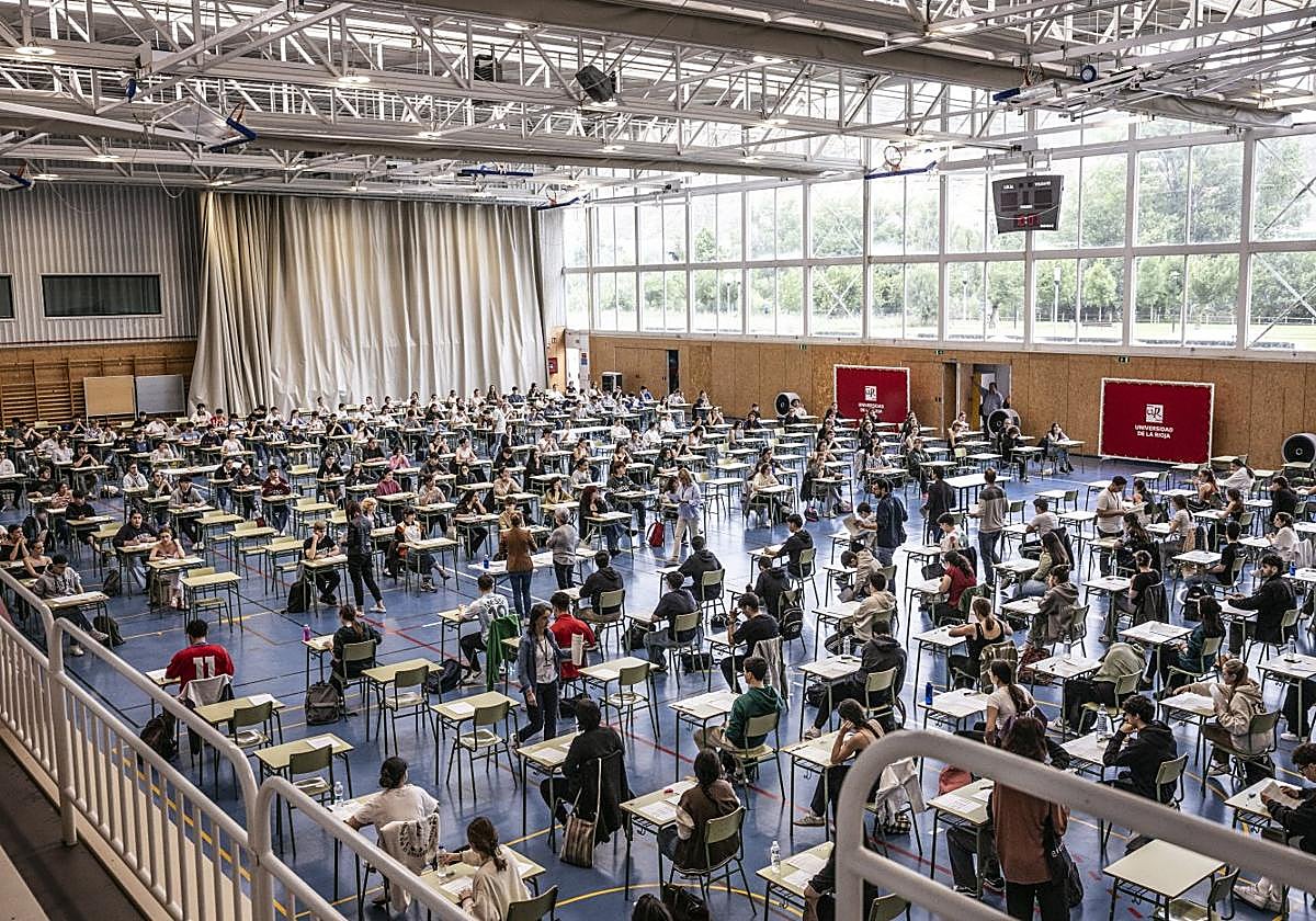 Una imagen de los primeros exámenes de la EBAU del pasado curso, en la Universidad de La Rioja.