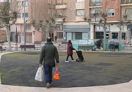 Vecinos pasan por la zona.