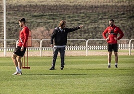 Yayo Urzay da instrucciones a sus jugadores en el entrenamiento del miércoles.
