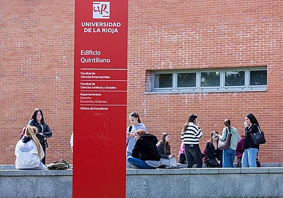 Un grupo de jóvenes, en el campus logroñés de la Universidad de La Rioja.