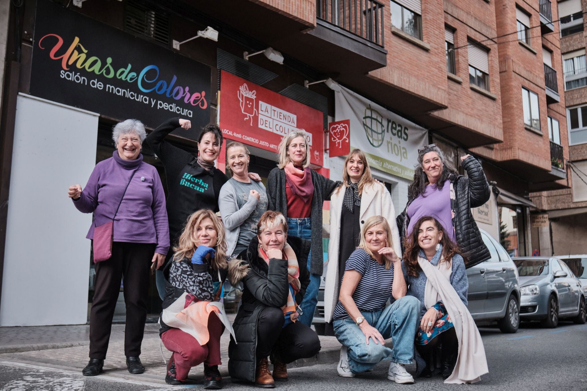 Las mujeres de los negocios e instituciones de la calle Capitán Gaona de Logroño posan en la vía pública.